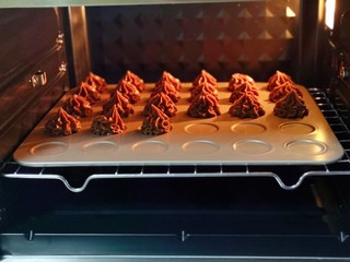 12、巧克力奶油泡芙,将烤盘入东菱烤箱中层，烤箱上管200°，下管190°烤8-10分钟，注意观察表面定型即可。