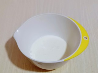 15、巧克力奶油泡芙,准备奶油打发，淡奶油倒入器具中，加入白砂糖。