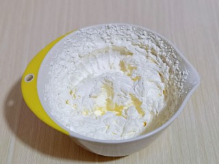 16、巧克力奶油泡芙,电动打蛋器打发即可。