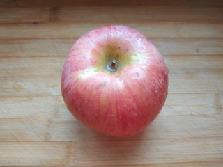 1、苹果饼,苹果用清水洗净