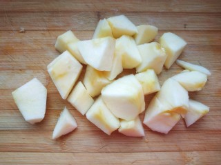 3、苹果饼,切成小块