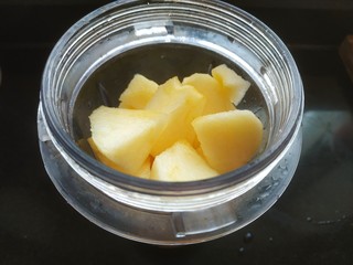 4、苹果饼,放入料理机奶昔桶，加入少量清水