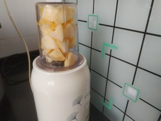 5、苹果饼,放入料理机，启动