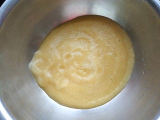 7、苹果饼,把糊倒入盆中