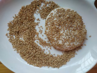 11、苹果饼,盘子中放入适量芝麻，把面团两面粘满芝麻