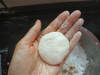 10、苹果饼,揪成小面团，揉光滑