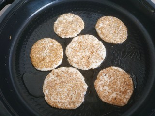 12、苹果饼,放入煎锅，一面煎至金黄翻面