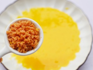 3、肉松芝士吐司卷,加入火腿。