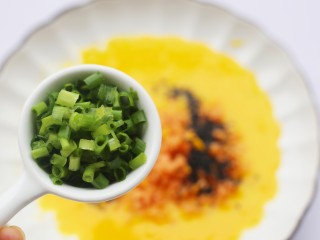 5、肉松芝士吐司卷,加入葱花。