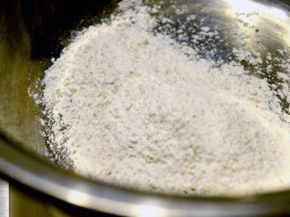 4、超详细步骤教你直接法无敌松软全麦肉松吐司,另外准备一个干净无水的容器，称量高筋面粉+全麦粉（不要再加全麦粉的量了，全麦粉加会导致吐司不好长高）