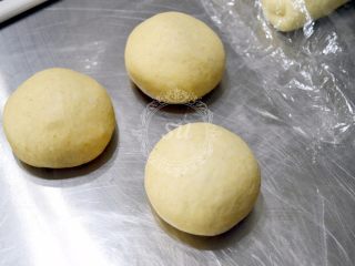 16、超详细步骤教你直接法无敌松软全麦肉松吐司,滚圆后的面团请覆盖保鲜膜（这一步很重要，一定要覆盖保鲜膜） 室温松弛20分钟，不可以省略