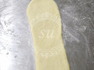 19、超详细步骤教你直接法无敌松软全麦肉松吐司,排气后擀成牛舌状，翻面后卷起。喜欢多多肉松的朋友可以在这一步骤撒上肉松后再卷起。