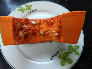 1、炸南瓜条,准备南瓜一块