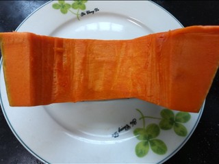 2、炸南瓜条,将南瓜中间的籽去除干净