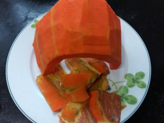 3、炸南瓜条,将南瓜去皮