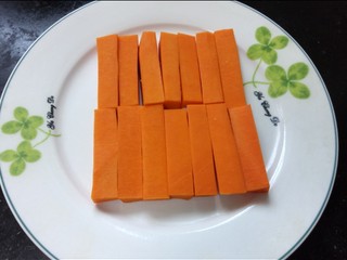 4、炸南瓜条,切成均匀的条状