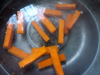 5、炸南瓜条,水沸腾后将南瓜焯水三十秒后捞出