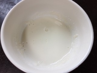 6、炸南瓜条,准备面糊：生粉、面粉、白糖加适量水搅拌均匀即可