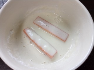 7、炸南瓜条,将南瓜条裹上面糊