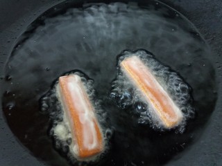 9、炸南瓜条,加入南瓜条