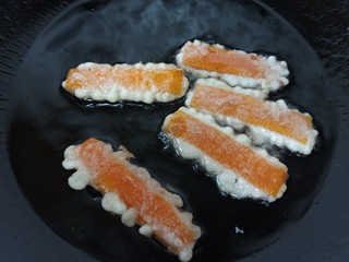 11、炸南瓜条,将剩下的依次放入锅内炸