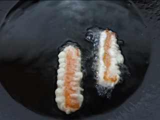 10、炸南瓜条,翻一面继续炸