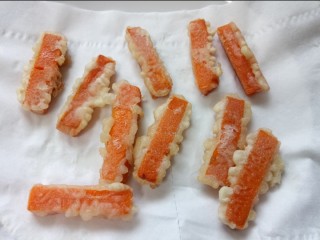 12、炸南瓜条,炸完放在纸上吸下油