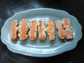 13、炸南瓜条,依次码放在盘中