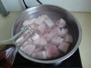 1、台湾卤肉饭,五花肉切小块加料酒焯水