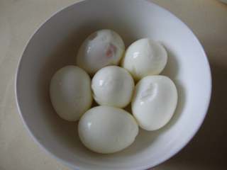 2、台湾卤肉饭,鸡蛋煮好剥壳