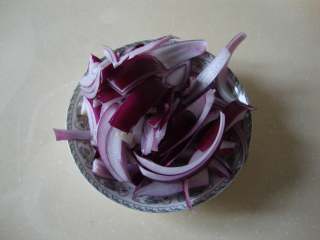 3、台湾卤肉饭,洋葱、姜、改刀