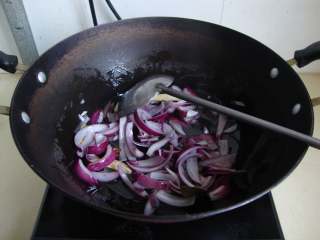 4、台湾卤肉饭,底油炒香洋葱、姜、香叶、八角