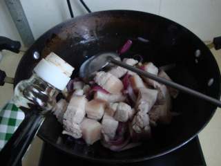 5、台湾卤肉饭,放入肉炒香，加老抽炒上色