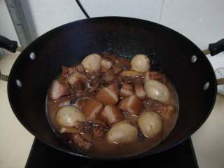 7、台湾卤肉饭,加盐、鸡精调味，放入鸡蛋再焖烧20分钟即可，放米饭旁边