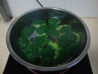 9、台湾卤肉饭,西兰花加盐油焯水摆盘中