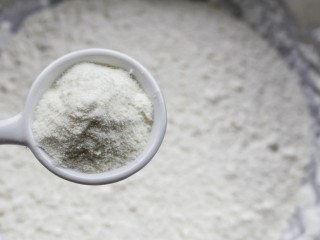 4、韭菜猪肉鸡蛋包子,加入澳优能立多G4奶粉。