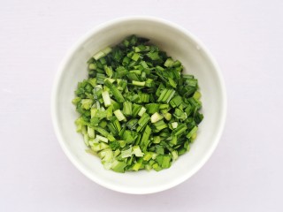 8、韭菜猪肉鸡蛋包子,韭菜切末。