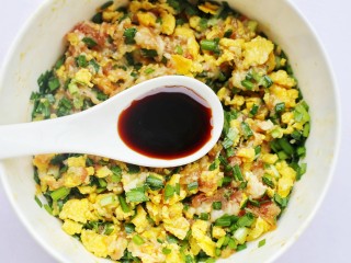 11、韭菜猪肉鸡蛋包子,加一勺生抽。