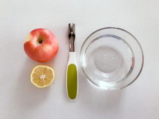 1、宝宝辅食:好吃又健康的水果片,准备好所有食材。