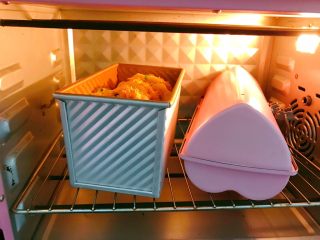 17、波兰种——香葱肉松手撕面包,放入预热好的烤箱下层180度烤35分钟，上色满意后一定要盖锡纸哦