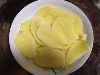 1、土豆沙拉卷,土豆去皮切薄片，加盖保鲜膜微波炉高火5分钟至熟