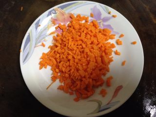 4、土豆沙拉卷,胡萝卜切小粒