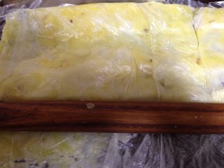 6、土豆沙拉卷,微好的土豆装入食品袋用擀面杖擀成土豆泥