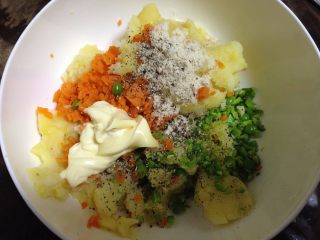 7、土豆沙拉卷,所有食材入碗加入鸡粉、黑胡椒碎、沙拉酱拌匀