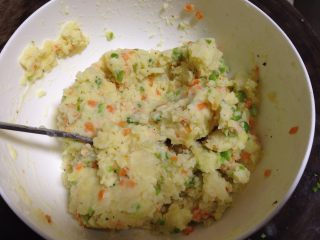 8、土豆沙拉卷,如果太干，加入鲜奶或是清水调整稠度