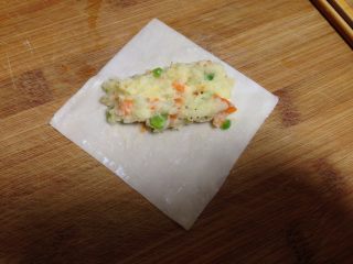 9、土豆沙拉卷,取馄饨皮，四周涂上少许清水，中间靠上的地方放入适量土豆泥