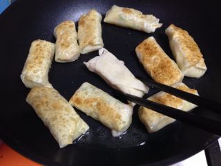 14、土豆沙拉卷,不沾锅加油小火放入沙拉卷煎至两面金黄即可出锅装盘