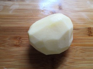 1、笑脸土豆饼,土豆去皮，洗净。