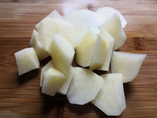 2、笑脸土豆饼,切小块。