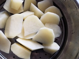 3、笑脸土豆饼,放入蒸锅。
